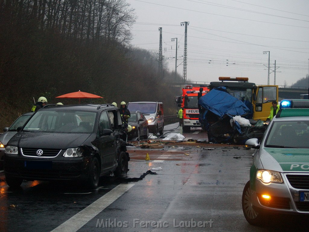 Schwerer VU 1 Toter  A 3 Rich Frankfurt  Kreuz Gremberg  P120.JPG